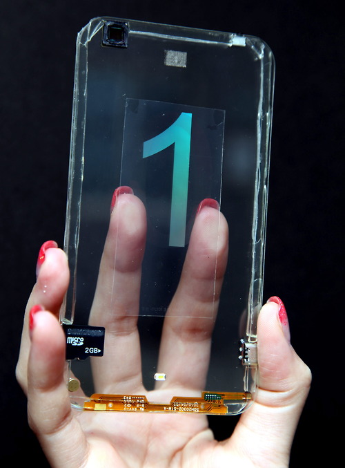 HTC one - PROTOTIPO DE UN TELÉFONO MÓVIL TRANSPARENTE DE POLYTRON